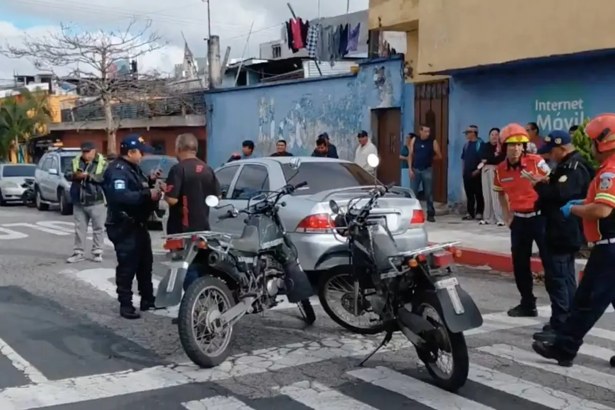 Área donde ocurrió el ataque contra el automovilista en La Reformita, zona 12., Bomberos Municipales