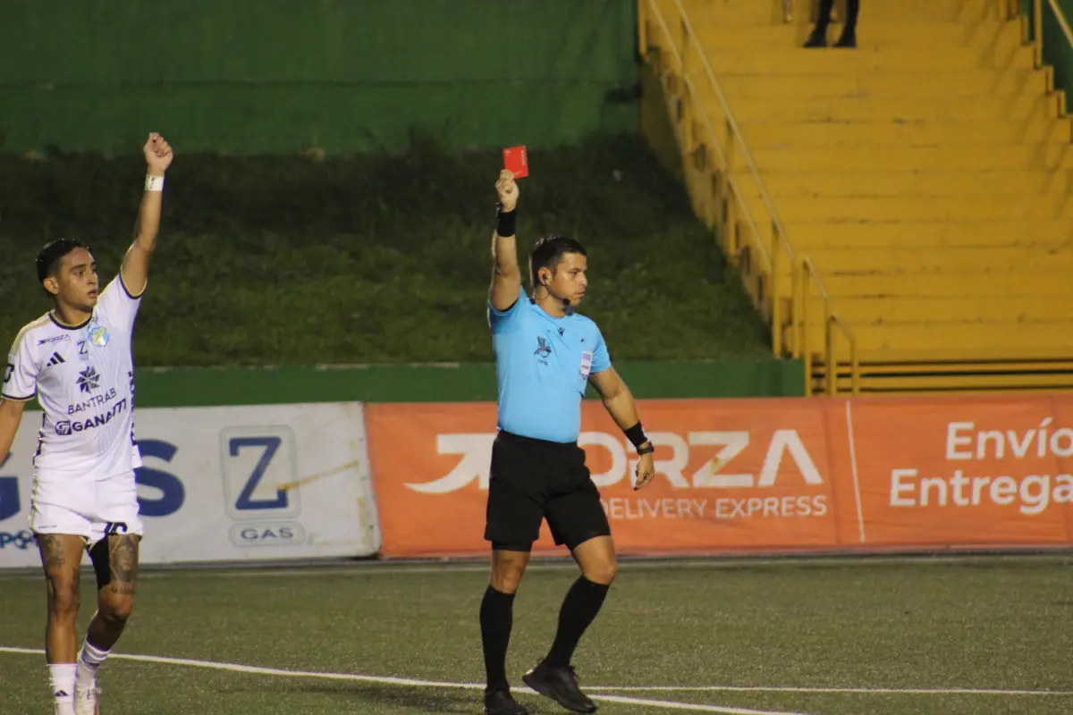 Diego Santis fue expulsado en el partido entre Comunicaciones y Aurora el pasado 14 de octubre - Christoper Chang