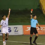 Diego Santis fue expulsado en el partido entre Comunicaciones y Aurora el pasado 14 de octubre - Christoper Chang