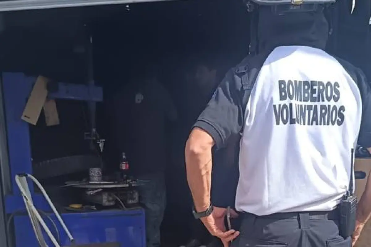Las dos víctimas mortales fueron localizadas dentro de un pinchazo en la zona 8 de Mixco., Bomberos Voluntarios