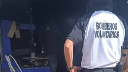 Las dos víctimas mortales fueron localizadas dentro de un pinchazo en la zona 8 de Mixco. ,Bomberos Voluntarios