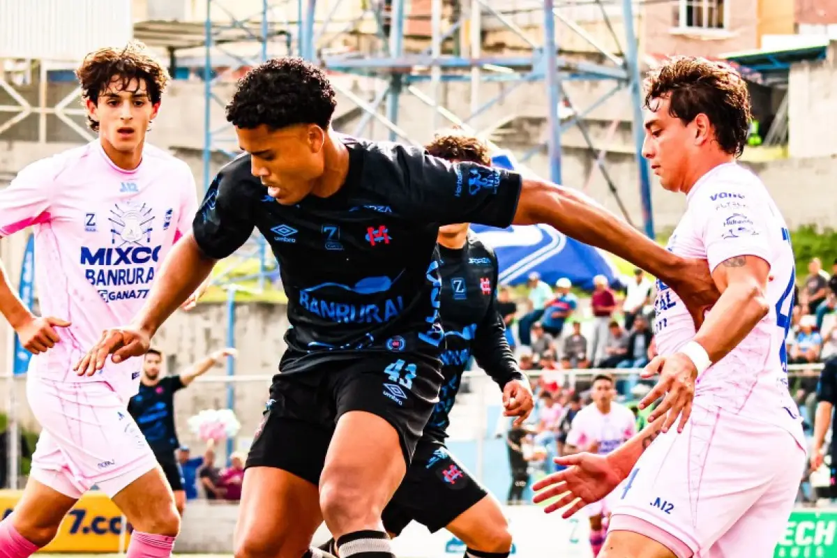 Acción de juego entre Mixco vs. Municipal 