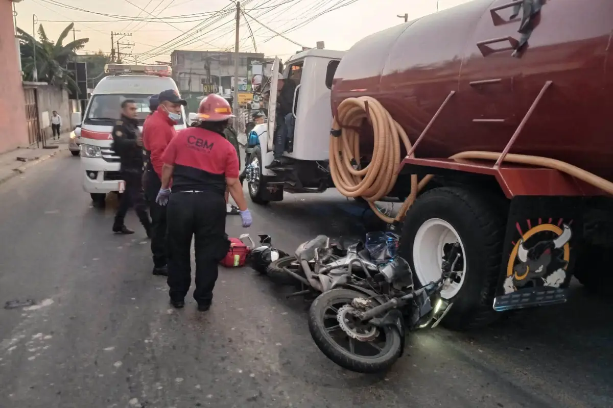 El motorista murió en el lugar del accidente en el bulevar Lo de Fuentes, zona 11 de Mixco., Bomberos Municipales de Chinautla.