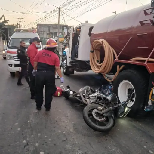 El motorista murió en el lugar del accidente en el bulevar Lo de Fuentes, zona 11 de Mixco. ,Bomberos Municipales de Chinautla.