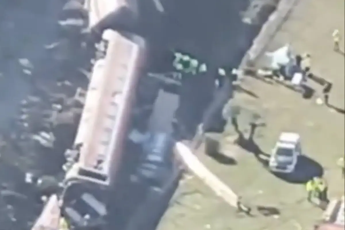 Así quedó la escena del choque de trenes en España., Captura de pantalla video de X.