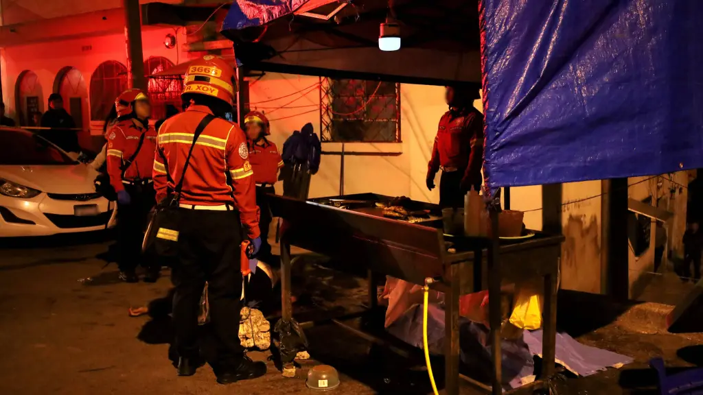 Las dos personas fallecidas fueron encontradas en este sector de la zona 5. ,Bomberos Municipales