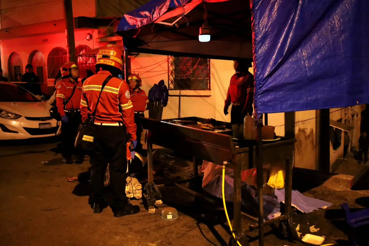 Las dos personas fallecidas fueron encontradas en este sector de la zona 5., Bomberos Municipales