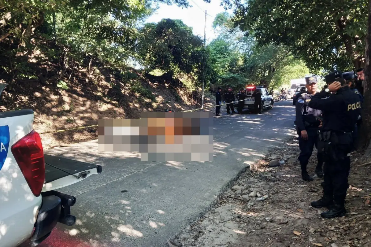  Motociclista y una vaca mueren tras choque en carretera., PNC de El Salvador. 