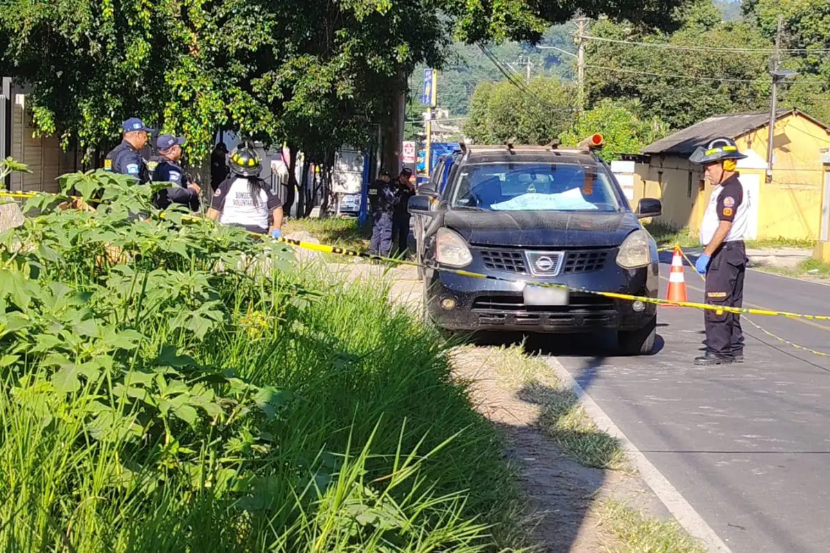 Área donde fue localizado el cadáver dentro de un carro en Villa Canales., Bomberos Voluntarios