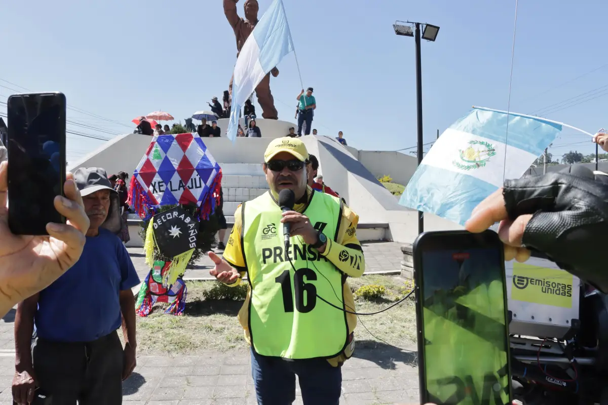 Fredy López durante su poema al migrante en Salcajá, Quetzaltenango