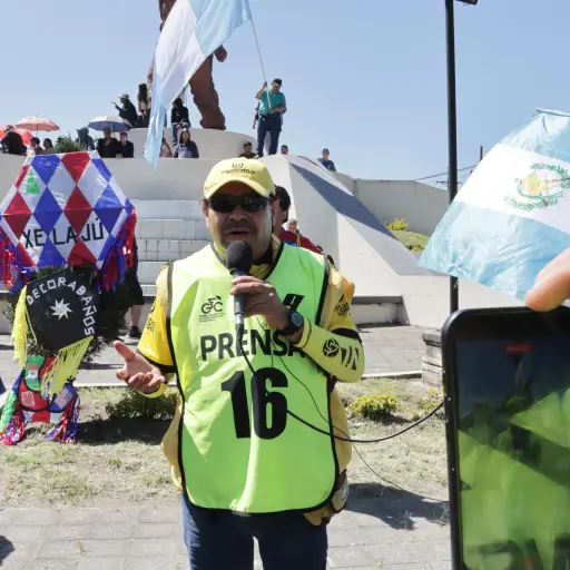 Fredy López durante su poema al migrante en Salcajá, Quetzaltenango 