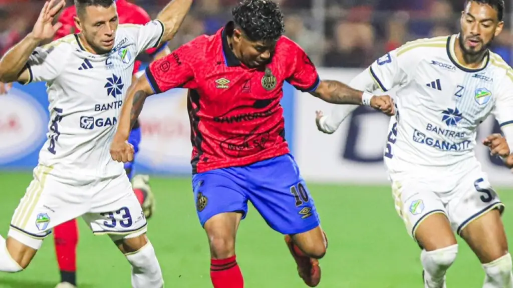 Acción en el clásico 339 del futbol guatemalteco 