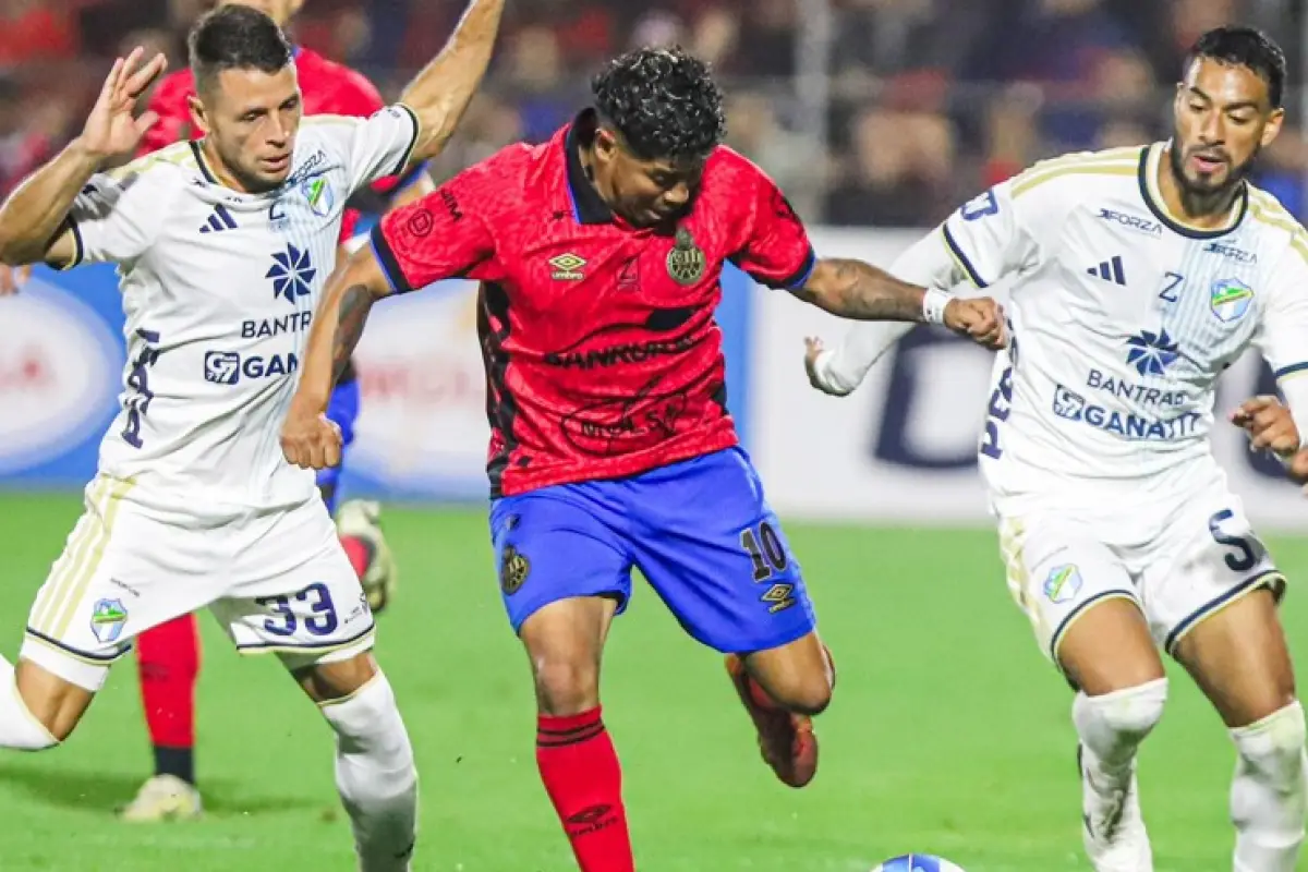 Acción en el clásico 339 del futbol guatemalteco