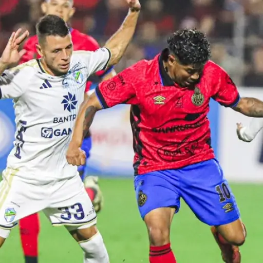 Acción en el clásico 339 del futbol guatemalteco 