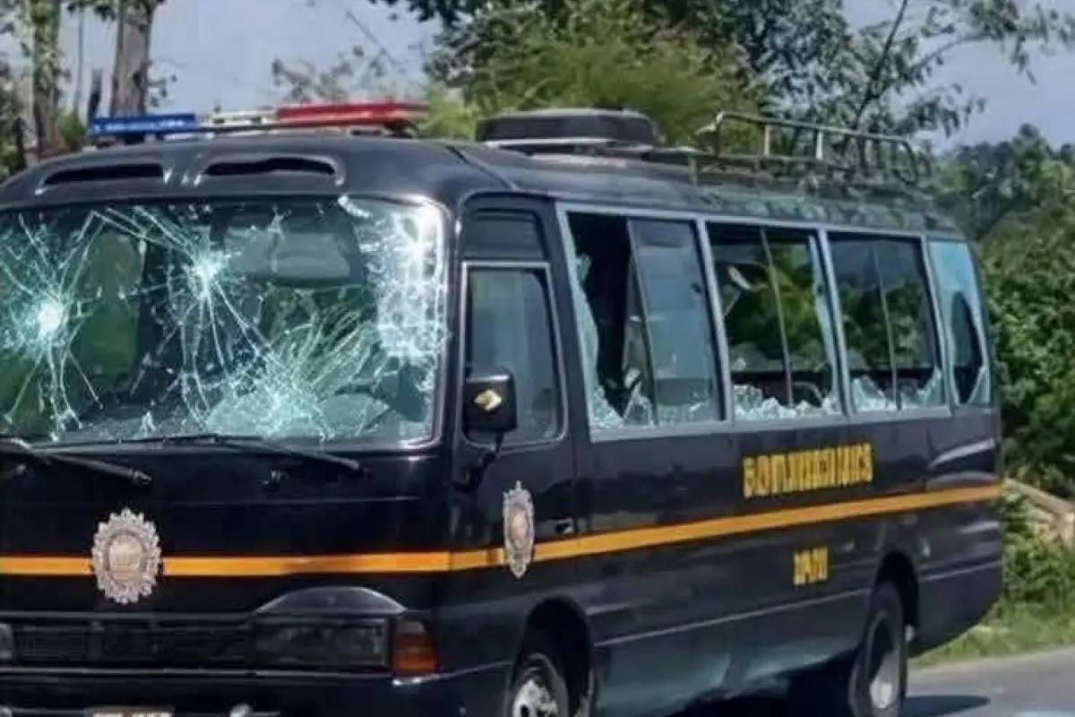 Una unidad policial dañada tras incidentes en Chichicastenango, Quiché, donde también fueron retenidos los trabajadores del MP y la PNC., Medios locales
