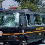 Una unidad policial dañada tras incidentes en Chichicastenango, Quiché, donde también fueron retenidos los trabajadores del MP y la PNC. ,Medios locales