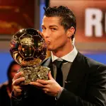 Cristiano Ronaldo dedica a los aficionados el Balón de Oro de todos los tiempost