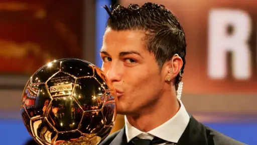 Cristiano Ronaldo dedica a los aficionados el Balón de Oro de todos los tiempos