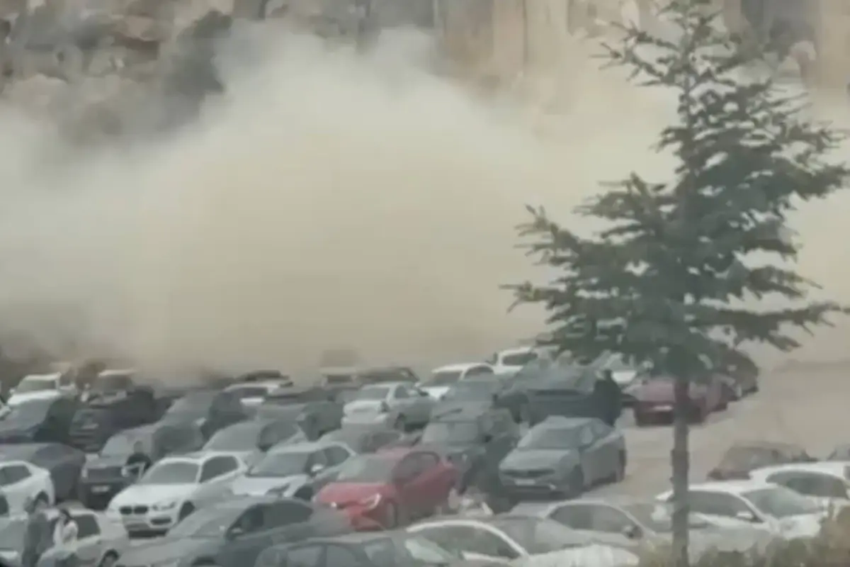 Formación rocosa colapsa y causa una tragedia en Capadocia, Turquía., Captura de pantalla video de X.