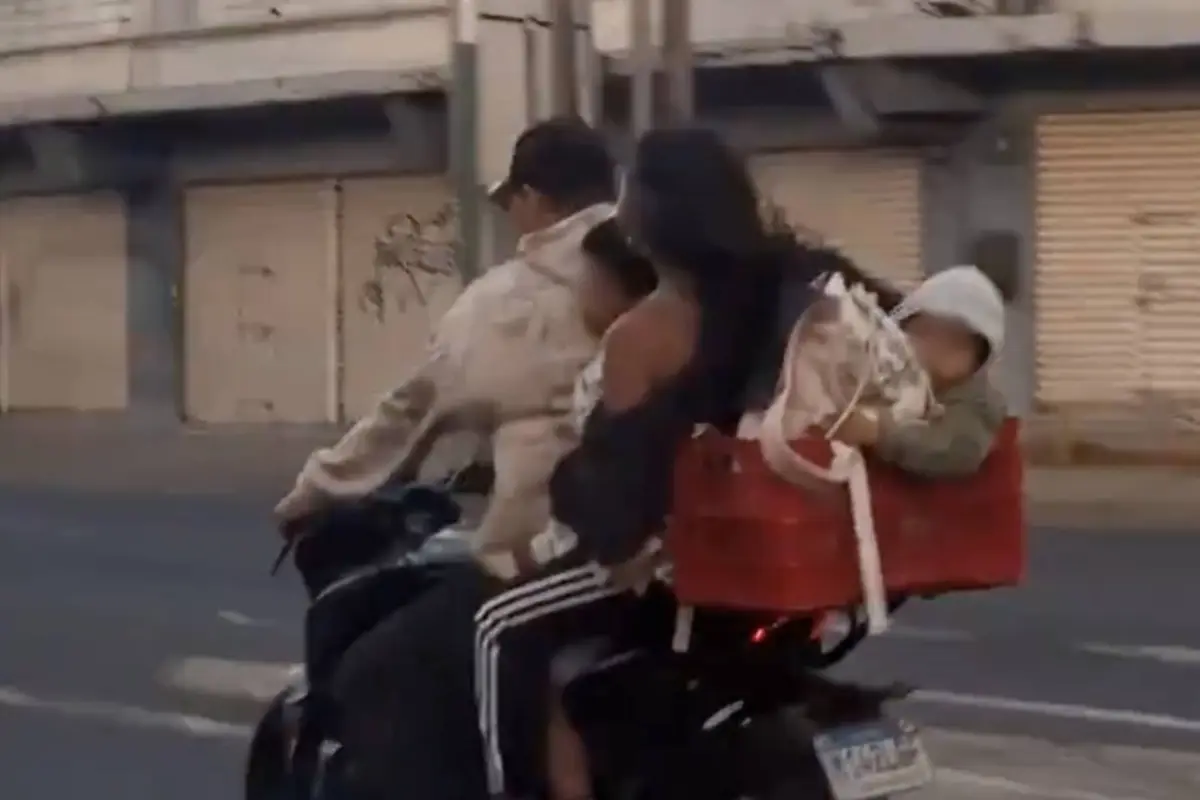 Así viajaba una familia con dos niños en una motocicleta por la calzada Aguilar Batres., Captura de pantalla video de X.