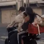 Así viajaba una familia con dos niños en una motocicleta por la calzada Aguilar Batres. ,Captura de pantalla video de X.