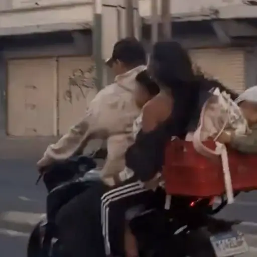Así viajaba una familia con dos niños en una motocicleta por la calzada Aguilar Batres. ,Captura de pantalla video de X.