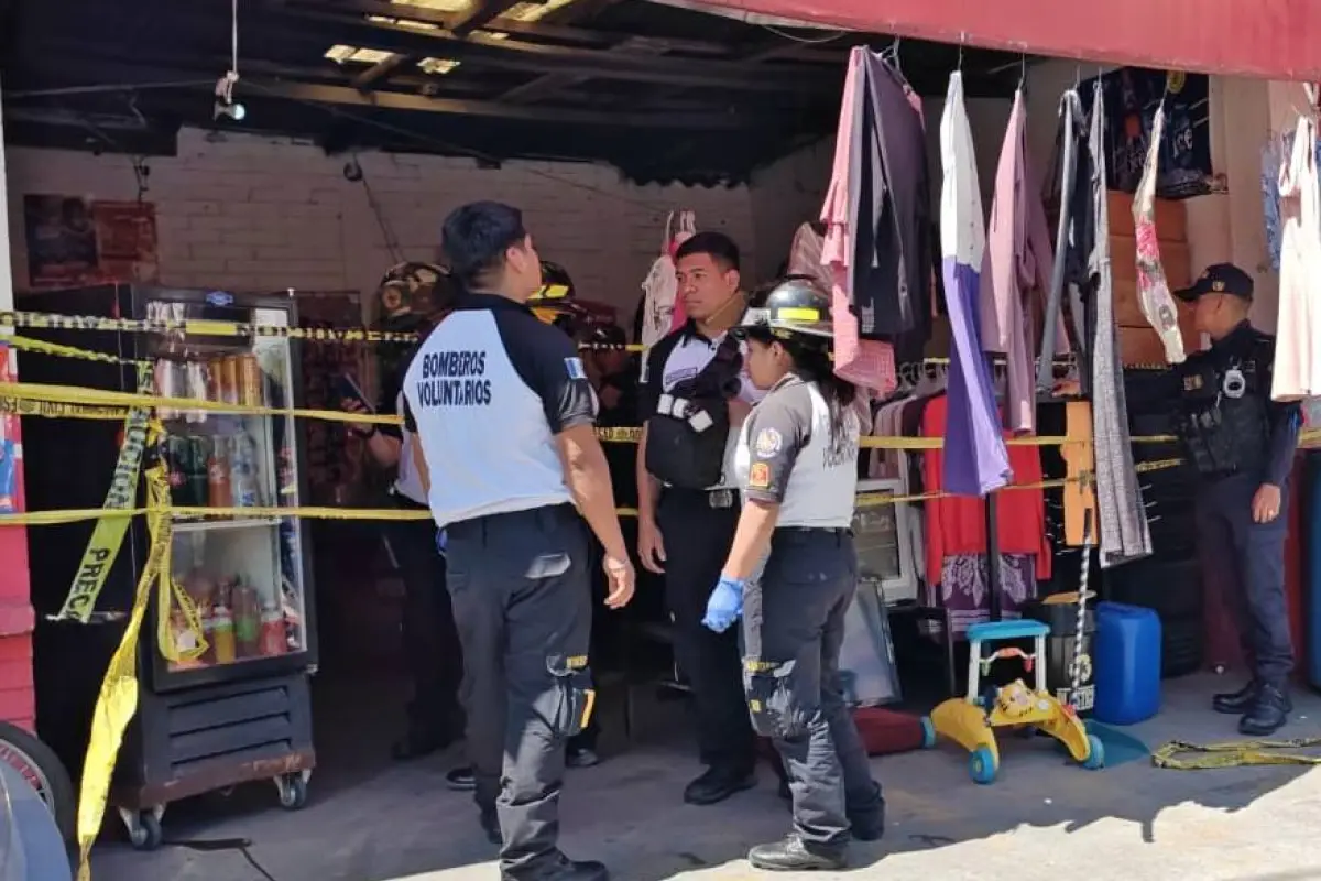 Dentro de este negocio se registró el ataque armado que cobró la vida de una mujer en Mixco. , Bomberos Voluntarios