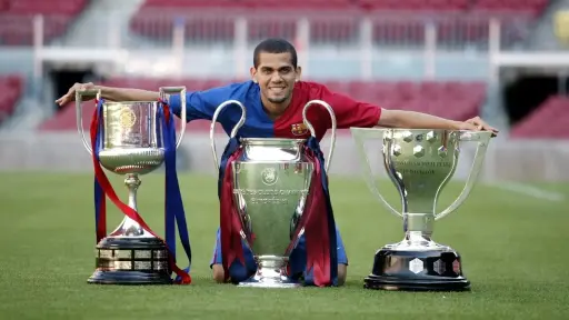 Dani Alves, exestrella del Barcelona, anuncia su regreso a Guatemala