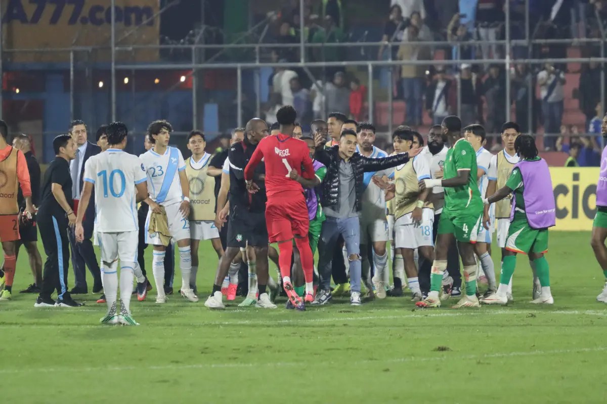 Acción al final del juego Guatemala vs. Surinam 