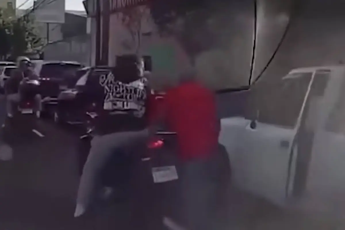 Así operan los motoladrones armados en la calzada Aguilar Batres., Captura de pantalla video de X.