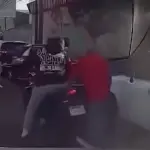 Así operan los motoladrones armados en la calzada Aguilar Batres. ,Captura de pantalla video de X.
