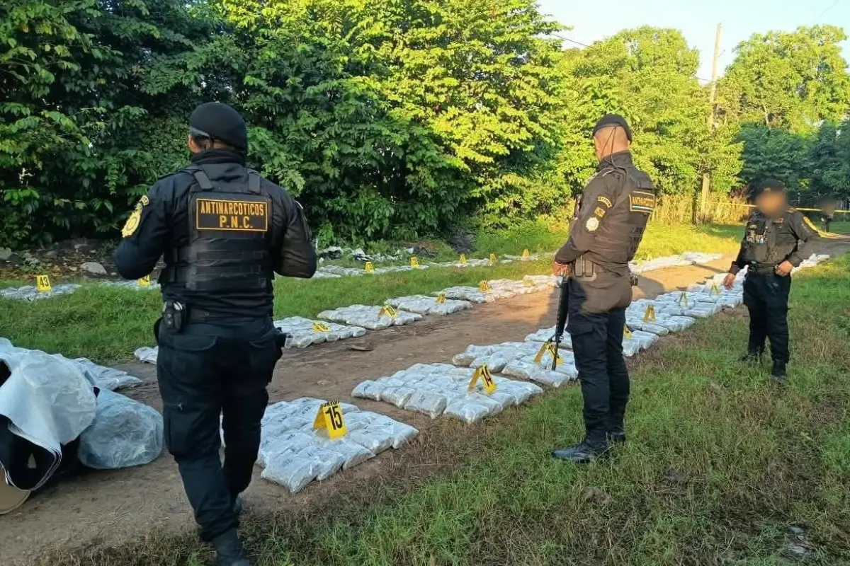 Durante el operativo, localizaron 44 rollos de tela que ocultaban 880 paquetes con marihuana., Foto PNC