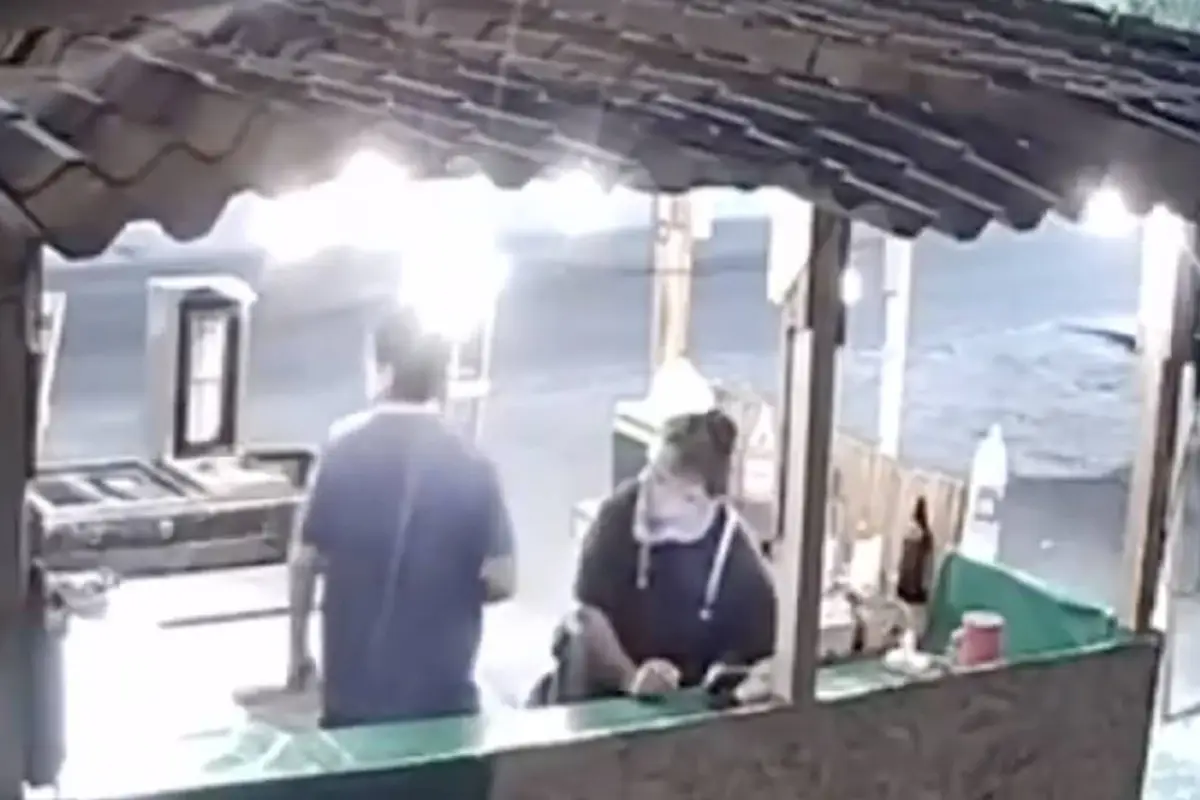 Video capta el momento en que objetos salen disparados en un puesto de comida en México., Captura de pantalla video de X.