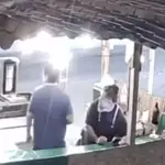 Video capta el momento en que objetos salen disparados en un puesto de comida en México. ,Captura de pantalla video de X.