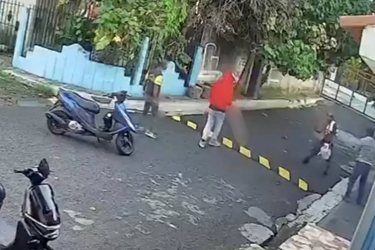 Video muestra a tres hombres golpeando a presunto ladrón hasta dejarlo inconsciente en República Dominicana., Captura de pantalla video de X.